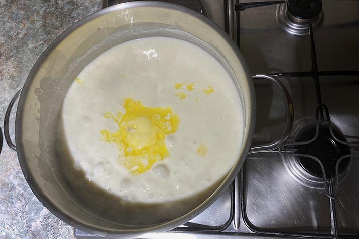sopa de yogurt mezcla en la olla con mantequilla